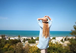 دختری که در سفر به تونس لذت میبرد
